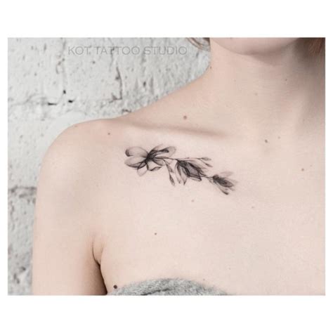 tattoo pecho mujer|Tatuajes para mujeres en el PECHO: 30 diseños ATREVIDOS y。